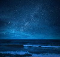 Nachthimmel mit Sternen auf See